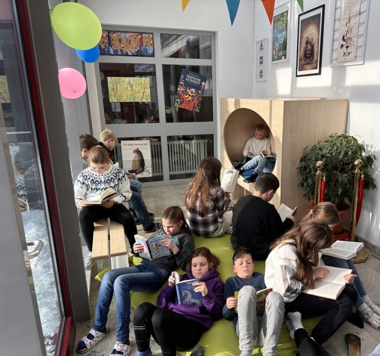 Grossansicht in neuem Fenster: 30.11.2023: Lesehöhle für die Grundschule – Riesenfreude bei Kindern und Lehrern