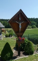 Das Wegkreuz am Kirchenberg in Thanndorf