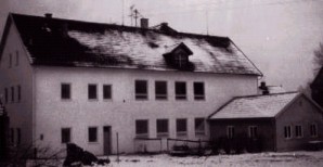 Grossansicht in neuem Fenster: Schulchronik Roßbach - Schulhaus 1961 mit dem neuen Anbau für die Gemeindekanzlei