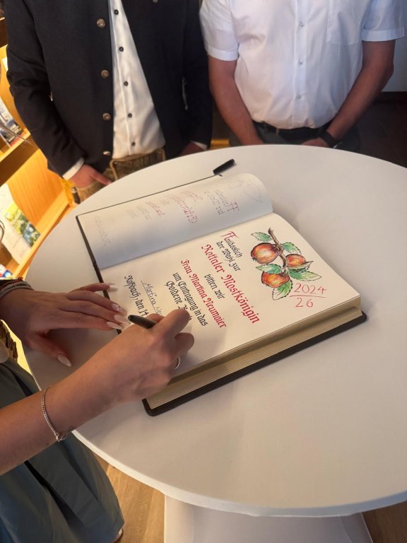Goldenes Buch & Jugendfink 5